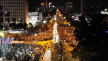 Újvidék diákokat és gyászolókat fogad – kezdődik a megemlékezés (Videó) - illusztráció